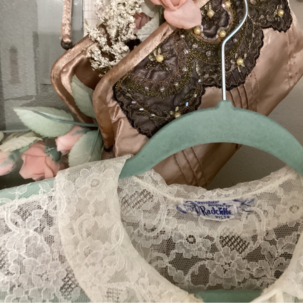 Vintage 1950s lace and nylon robe - Picture 2 of 6